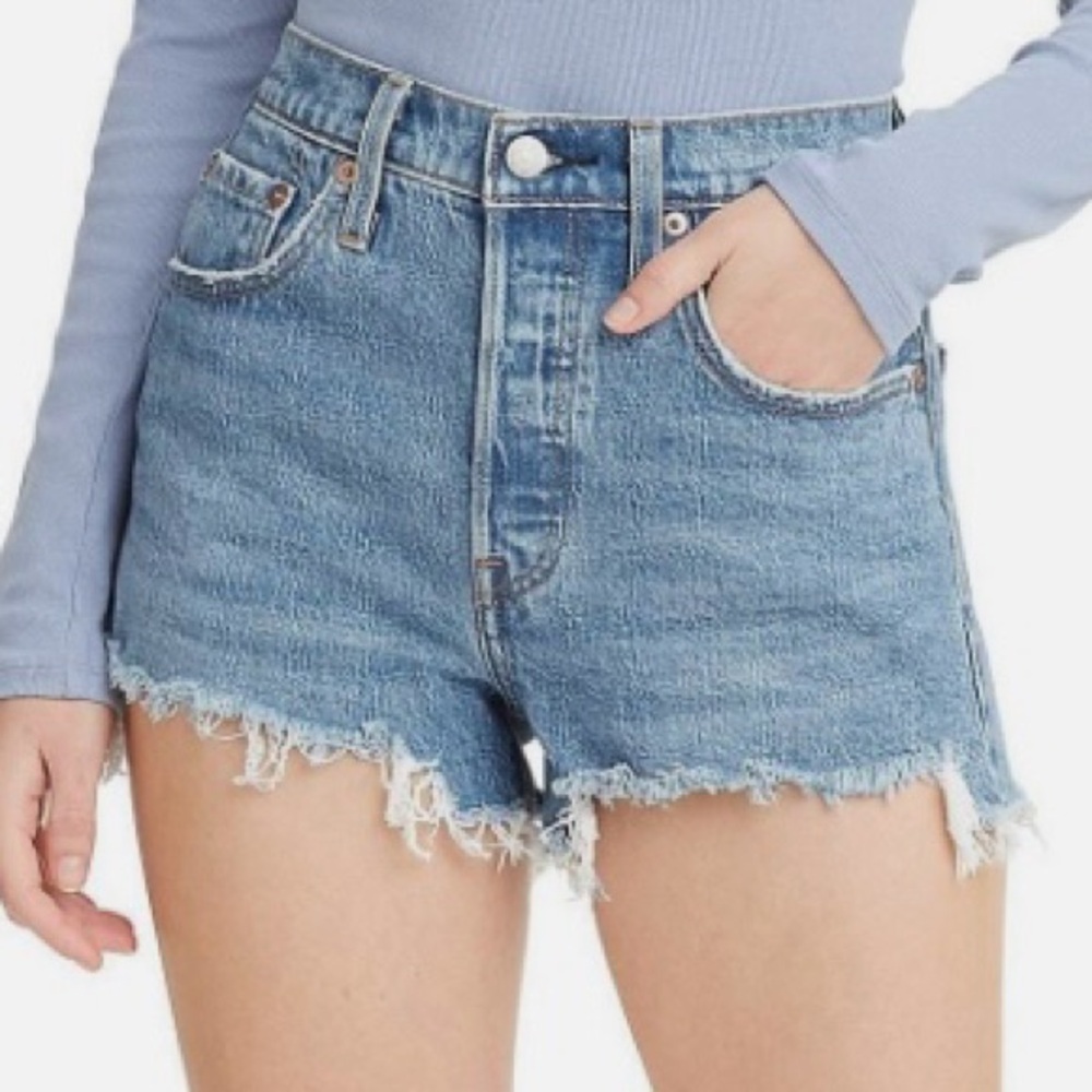 501s Levi’s light wash denim shorts